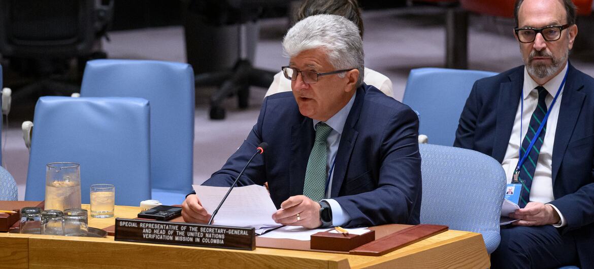Miroslav Jenča, Representante Especial del Secretario General y Jefe de la Misión de Verificación de la ONU en Colombia, interviene desde un podio durante una reunión del Consejo de Seguridad de la ONU en Nueva York.