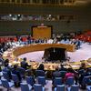 Vista panorámica de una reunión del Consejo de Seguridad de las Naciones Unidas en la sala del Consejo de Seguridad de la ONU , con los delegados sentados alrededor de una gran mesa circular.