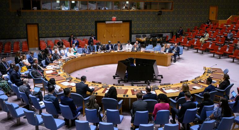 Vista panorámica de una reunión del Consejo de Seguridad de las Naciones Unidas en la sala del Consejo de Seguridad de la ONU , con los delegados sentados alrededor de una gran mesa circular.