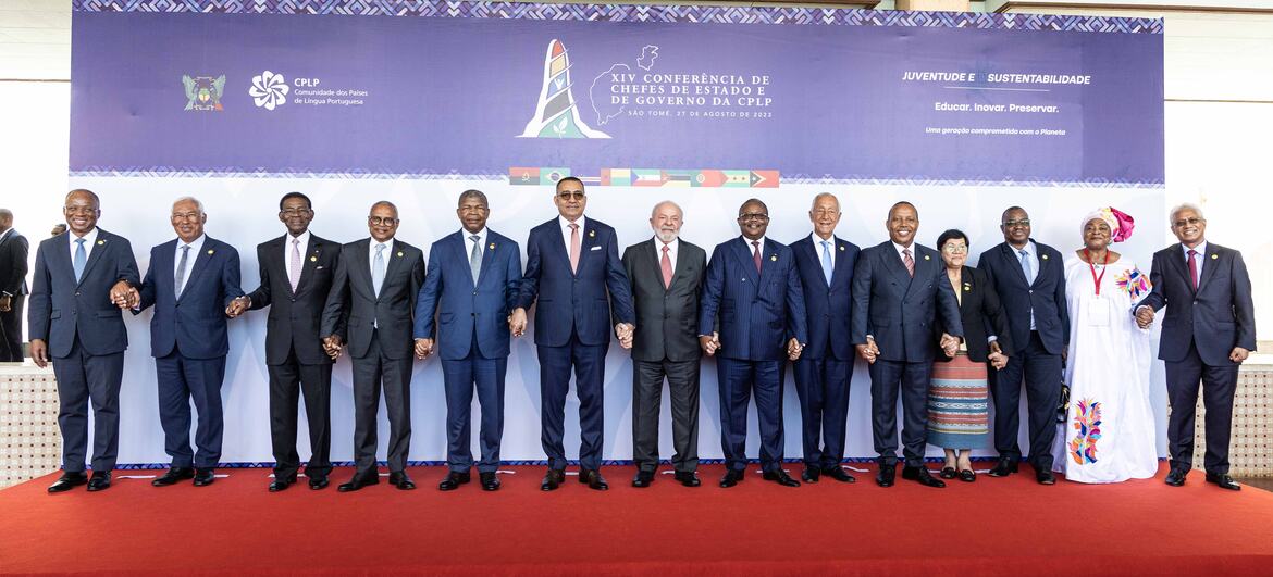 Chefes de Estado e de Governo da XIV Conferência da CPLP posam para uma foto de grupo em um tapete vermelho em Cabo Verde.