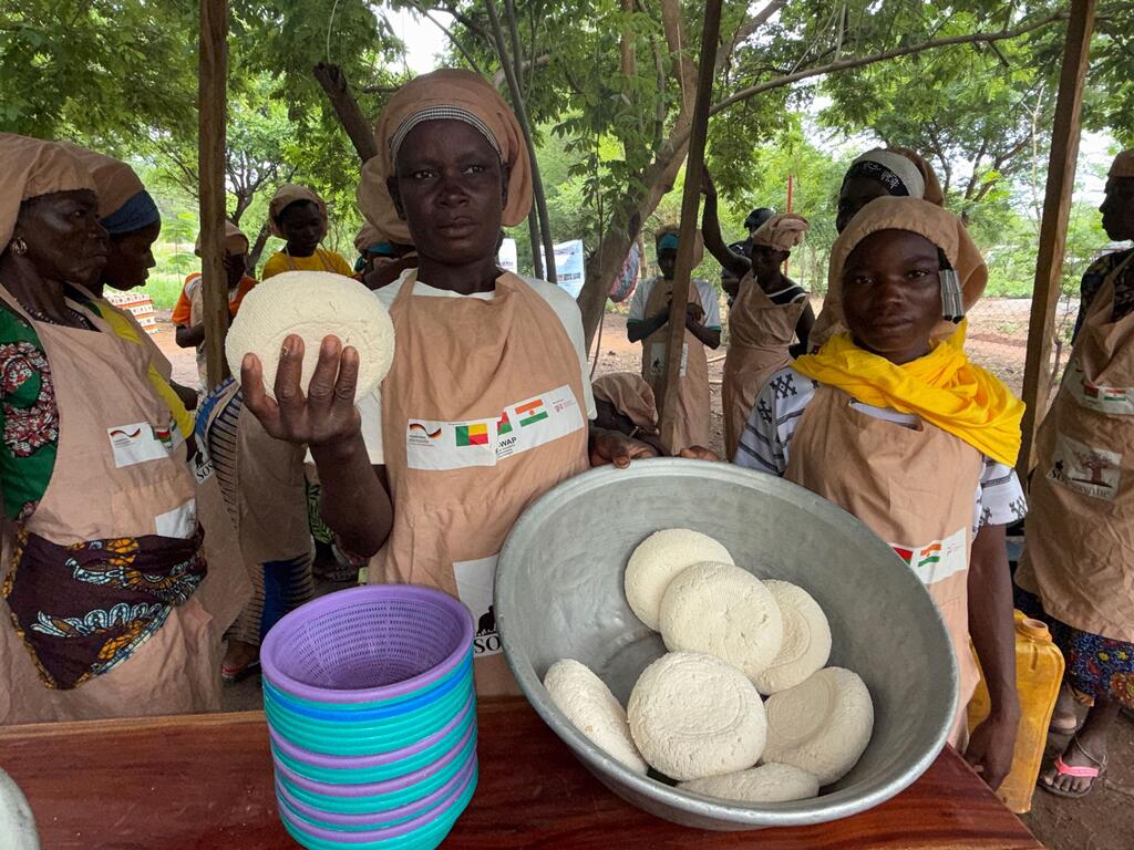 À Tanguiéta, au Bénin, des femmes présentent le pain qu'elles ont confectionné dans le cadre d'une activité génératrice de revenus soutenue par une initiative.