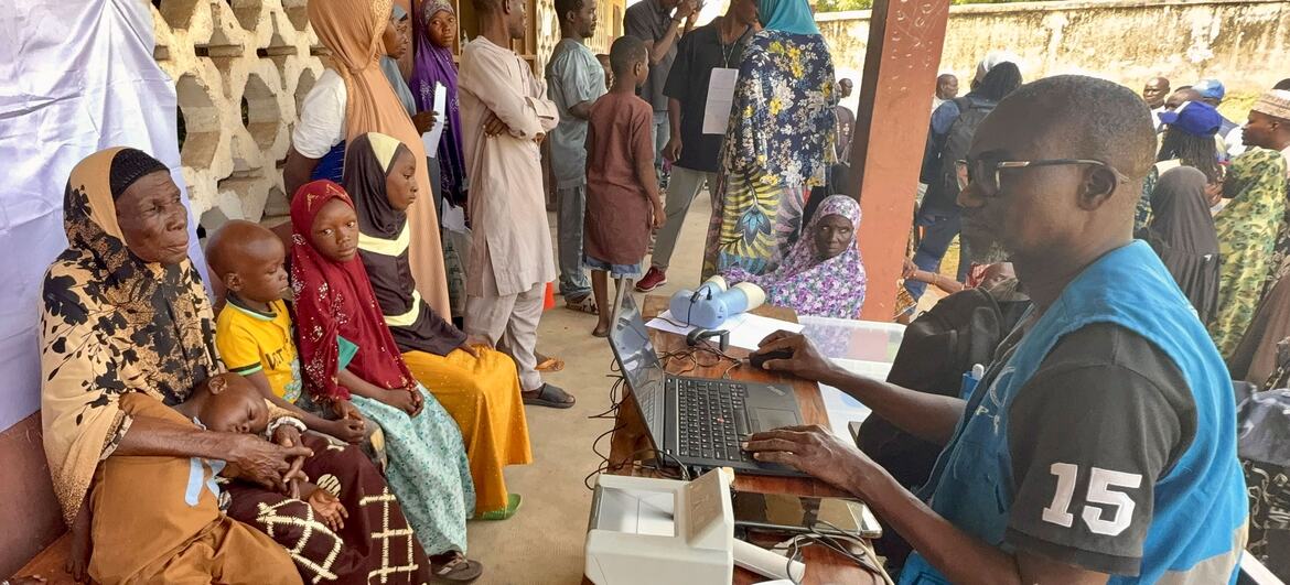 À Ségbana, au Bénin, des réfugiés récemment arrivés du Nigéria sont enregistrés afin de faciliter leur accès à la protection et à l’assistance.