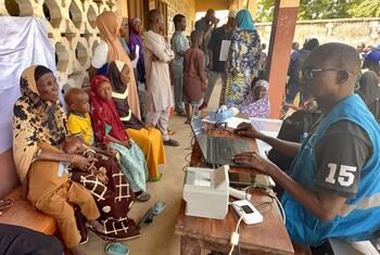 À Ségbana, au Bénin, des réfugiés récemment arrivés du Nigéria sont enregistrés afin de faciliter leur accès à la protection et à l’assistance.