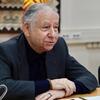 Пожилой мужчина, опознанный как Жан Тодт, сидит за столом во время совещания.