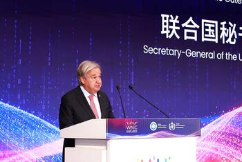 Katibu Mkuu UN António Guterres akizungumza katika jukwaa wakati wa Mkutano wa Dunia wa Akili Bandia (WAIC) huko Shanghai, China.
