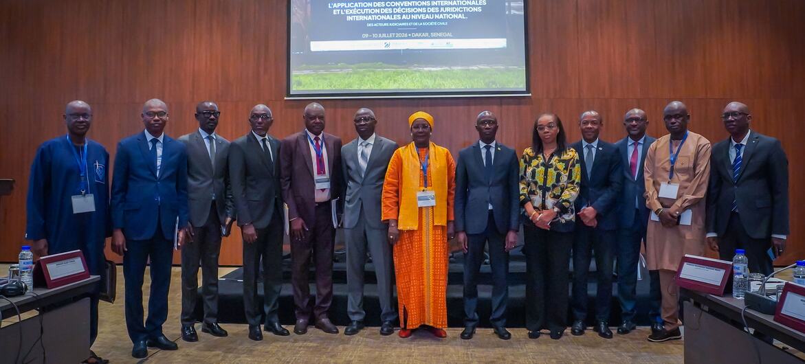 Un groupe de responsables du système judiciaire et de la société civile africains pose pour une photo lors d'une conférence à Dakar, au Sénégal.