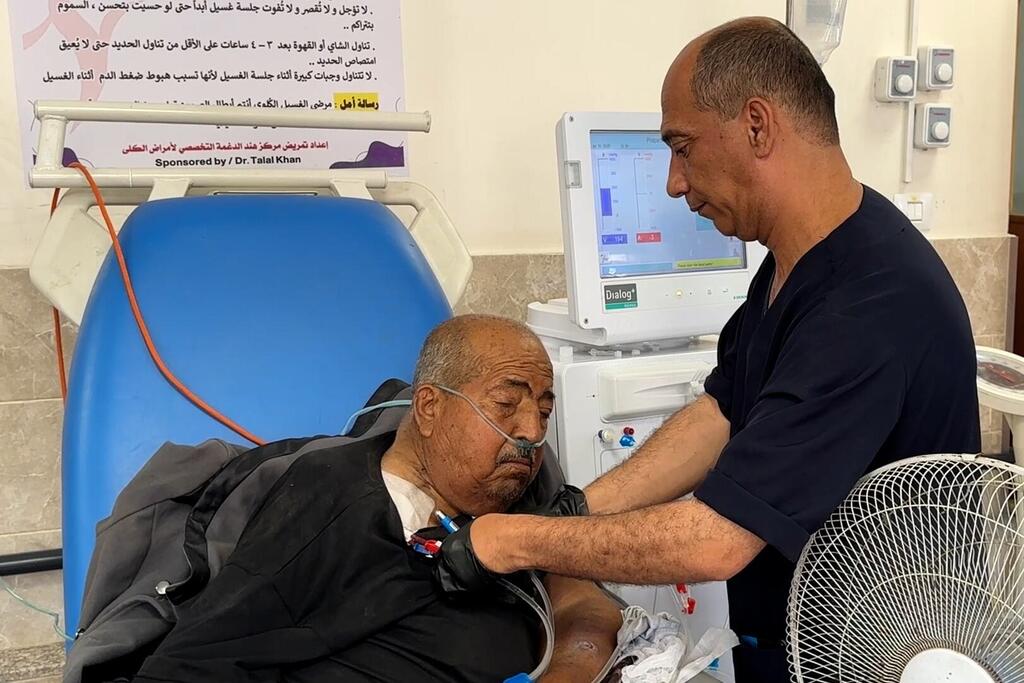 Un professionnel de santé surveille un patient lors d'une séance de dialyse dans un hôpital de Gaza.