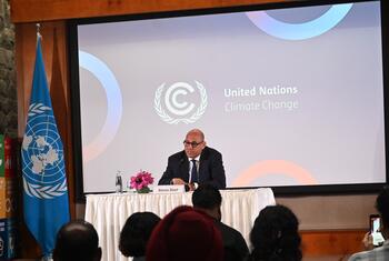 संयुक्त राष्ट्र जलवायु परिवर्तन फ़्रेमवर्क कन्वेंशन (UNFCCC) के कार्यकारी सचिव साइमन स्टील, नई दिल्ली में एक पत्रकार वार्ता को सम्बोधित करते हुए.