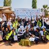 Kundi la vijana wakisherehekea wakiwa na vyeti katika hafla ya uwezeshaji wa UNDP nchini Tanzania.