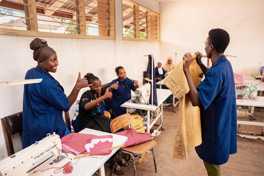Vijana nchini Tanzania wanashiriki katika warsha ya mafunzo ya ujuzi UNDP inayolenga ushonaji na utengenezaji wa nguo.