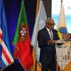José Maria Neves, Presidente de Cabo Verde, discursa num pódio com as bandeiras de Cabo Verde, Portugal e das Nações Unidas atrás dele.