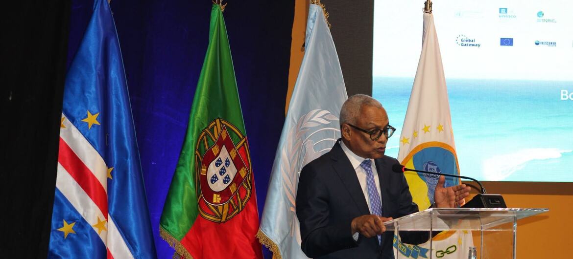 José Maria Neves, Presidente de Cabo Verde, discursa num pódio com as bandeiras de Cabo Verde, Portugal e das Nações Unidas atrás dele.