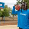 Balozi wa Nia Njema UNHCR Wenyen Gabriel akicheza mpira wa kikapu kwenye uwanja wa nje katika Kaunti ya Maban, Sudan Kusini.