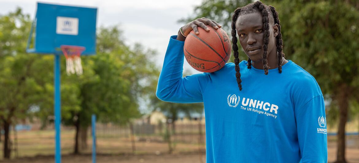 Balozi wa Nia Njema UNHCR Wenyen Gabriel akicheza mpira wa kikapu kwenye uwanja wa nje katika Kaunti ya Maban, Sudan Kusini.