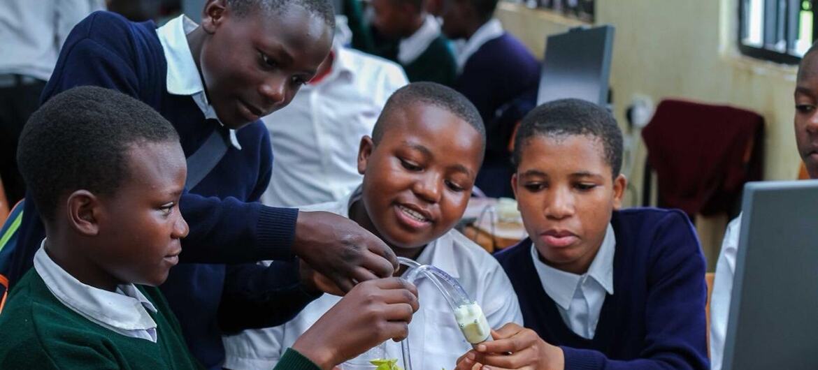 Kundi la wasichana wadogo darasani katika mradi wa STEM UNICEF Tanzania, wakikusanya kitambuzi cha kielektroniki kwa ajili ya kiwanda.