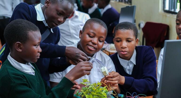 Kundi la wasichana wadogo darasani katika mradi wa STEM UNICEF Tanzania, wakikusanya kitambuzi cha kielektroniki kwa ajili ya kiwanda.