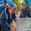 Генеральный секретарь ООН Антонио Гутерриш возлагает венок к мемориалу на Кипре.