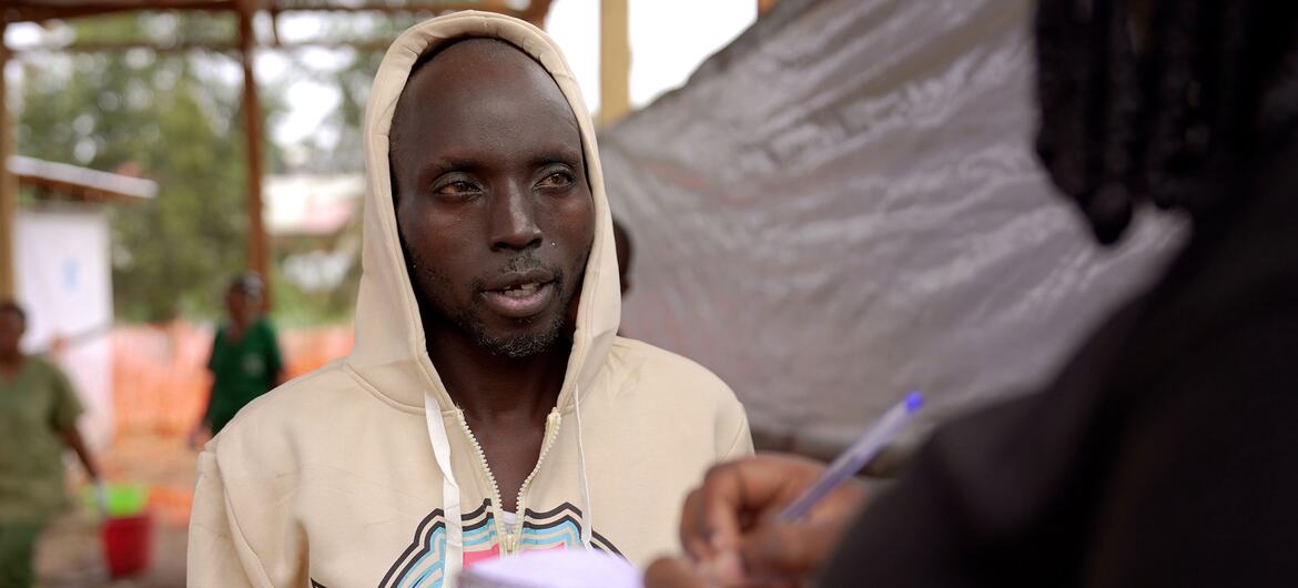 Justin Singo Nguma, un survivant d'Ebola, s'entretient avec une personne dans une clinique de Bunia, en République démocratique du Congo.