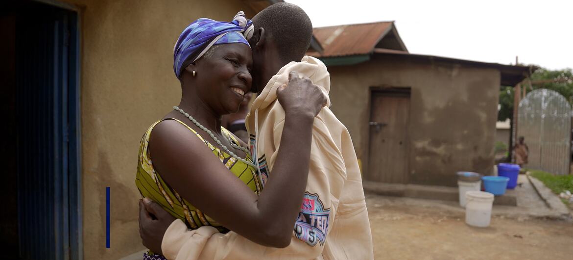 Justin Singo Nguma, rescapé d'Ebola, embrasse sa mère à Bunia, en République démocratique du Congo, partageant un moment de soulagement après avoir reçu des soins médicaux.