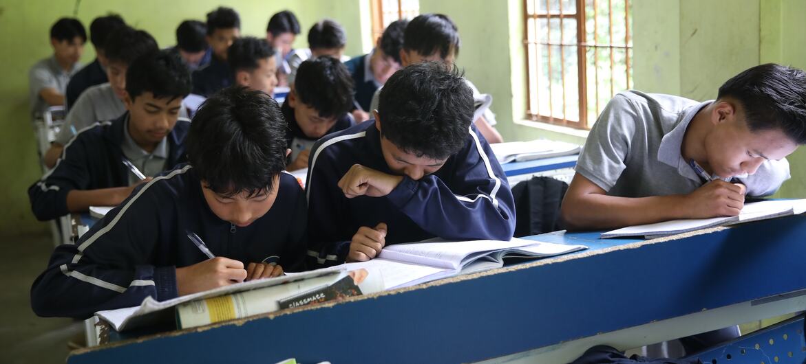 भारत के नागालैंड में चुने गए स्कूलों में नई कक्षाएँ, पुस्तकालय और विज्ञान प्रयोगशालाएँ विकसित की जा रही हैं.