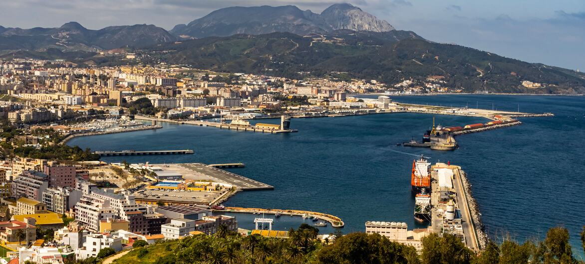 Vista panorámica de la ciudad de Ceuta, en la costa africana de España, que muestra su puerto, el paisaje urbano y las montañas circundantes.