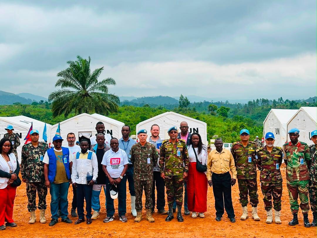 No centro, comandante da Força da Monusco, general Ulisses de Mesquita Gomes, visitou Mangualu e Bunia
