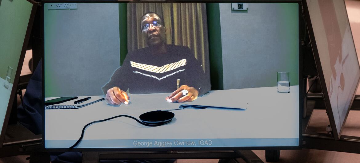 Le général de division George Aggrey Owinow apparaît sur un grand écran participant à une réunion d'information virtuelle au Conseil de sécurité de ONU .