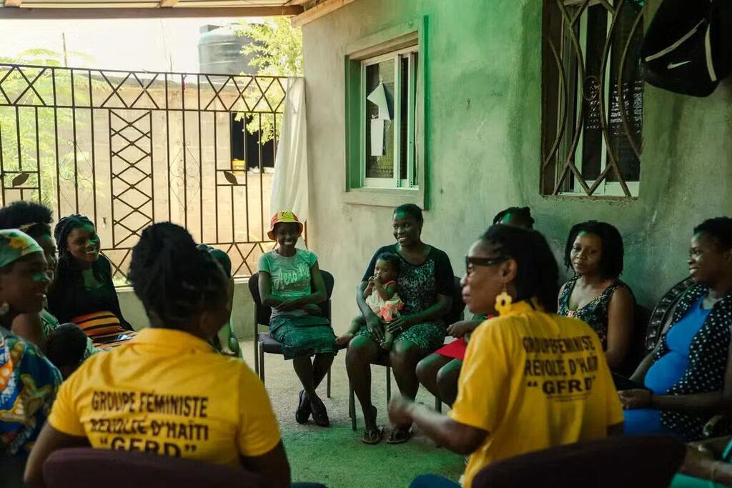 Des femmes du groupe féministe GFRD se réunissent en Haïti.