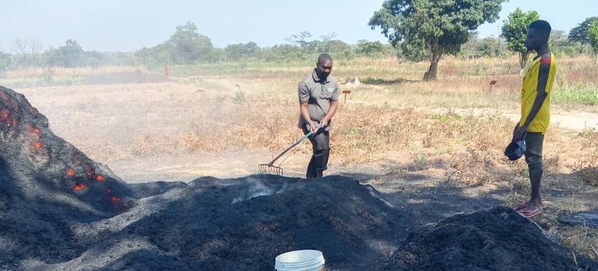 Wanaume wawili nchini Tanzania wakichakata marundo ya biochar shambani ambayo ni mavumbi yanayopatikana baada ya kuchoma moto magunzi ya mahindi na pumba za mpunga.
