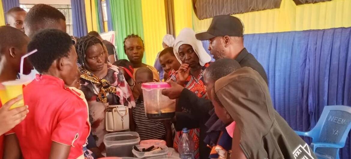 Wakati wa maonesho ya hivi karibuni ya sikukuu ya wakulima, Nane Nane nchini Tanzania, mtafiti Ibrahim alipata fursa ya kuonesha ubunifu wake wa kugeuza mabaki ya nywele za binadamu kuwa mbolea asilia.