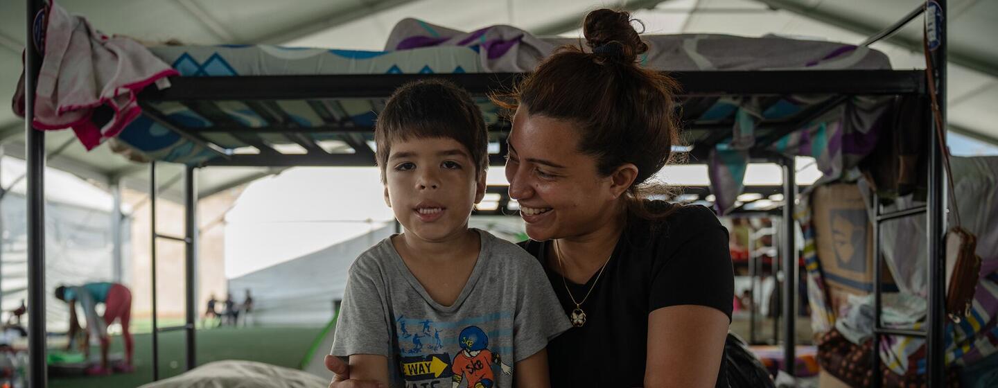 Enni y su hijo, Moisés, son supervivientes de los terremotos en La Guaira y se refugian en uno de los 107 campamentos temporales instalados en Venezuela.