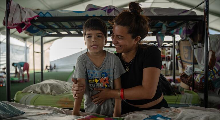 Enni y su hijo, Moisés, son supervivientes de los terremotos en La Guaira y se refugian en uno de los 107 campamentos temporales instalados en Venezuela.