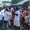 Kundi la watu waliovaa fulana nyeupe wakifanya kampeni ya uhamasishaji kuhusu Ebola kwa kutumia kipaza sauti kikubwa huko Ituri.