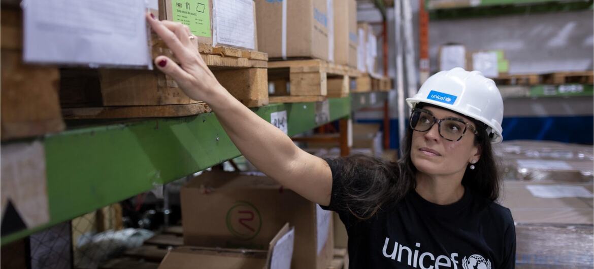 Erika Abs, Coordenadora de Logística e Suprimentos de Emergência da Divisão de Suprimentos do Unicef, monitora os estoques.