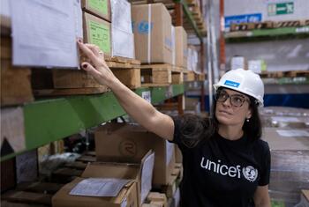 Erika Abs, Coordenadora de Logística e Suprimentos de Emergência da Divisão de Suprimentos do Unicef, monitora os estoques.