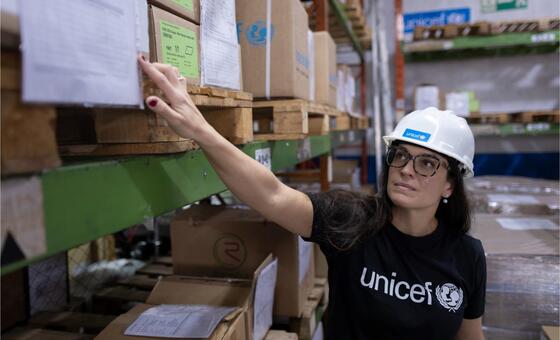 Erika Abs, Coordenadora de Logística e Suprimentos de Emergência da Divisão de Suprimentos do Unicef, monitora os estoques.