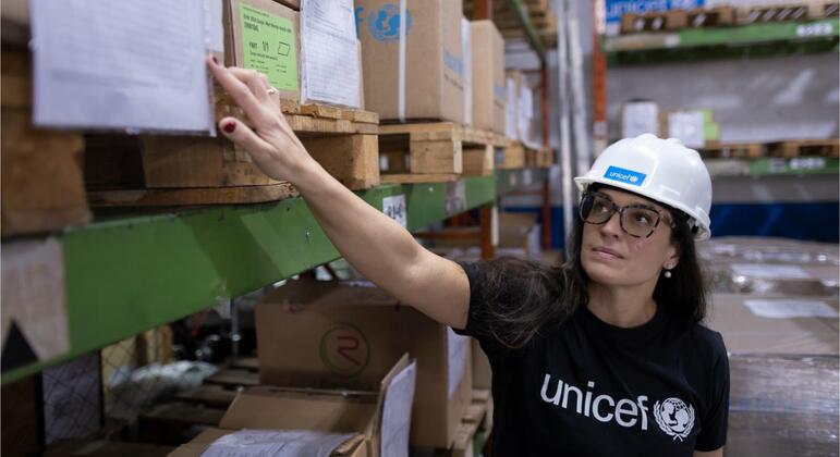 Erika Abs, Coordenadora de Logística e Suprimentos de Emergência da Divisão de Suprimentos do Unicef, monitora os estoques.