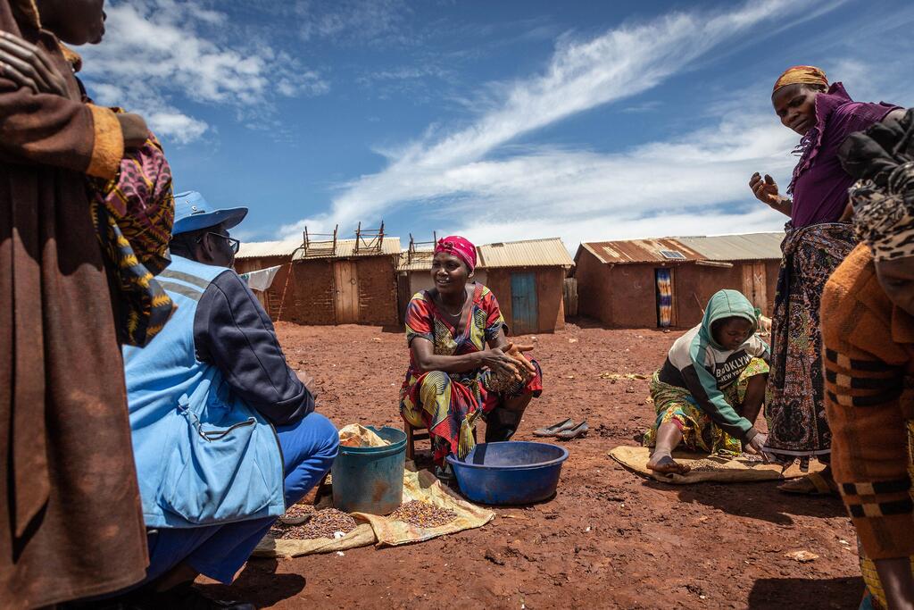 Wanawake na watoto hushiriki katika shughuli za kila siku katika kambi ya wakimbizi wa ndani ya RHOE huko Ituri, DRC.