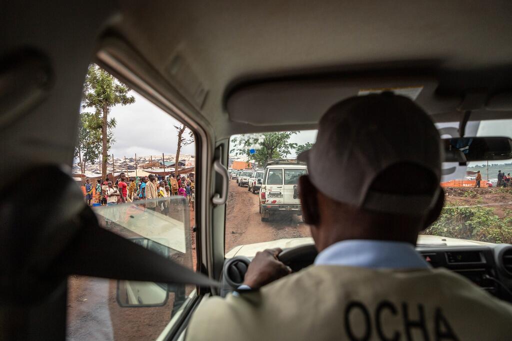 Vue depuis l'intérieur d'un véhicule OCHA traversant un camp de personnes déplacées à Ituri, en RDC.