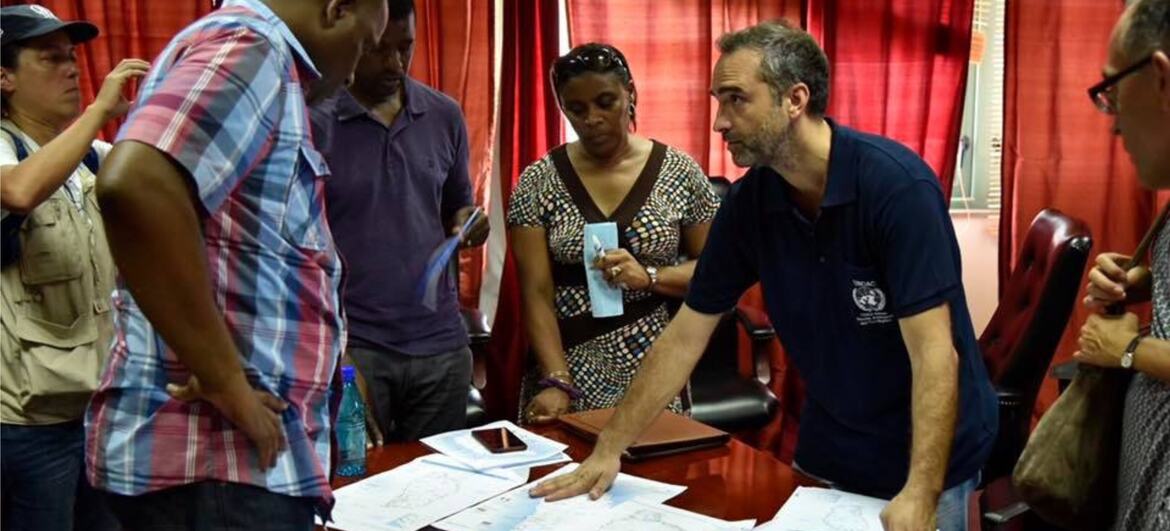 O líder da UNDAC, Sergio da Silva, em uma reunião na Dominica durante a resposta ao furacão Maria em 2017.
