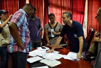 O líder da UNDAC, Sergio da Silva, em uma reunião na Dominica durante a resposta ao furacão Maria em 2017.
