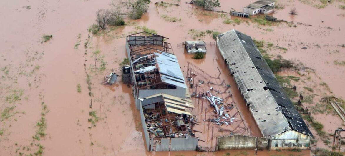 Vista aérea de edifícios gravemente danificados e inundados ao longo do rio Buzi, em Moçambique.