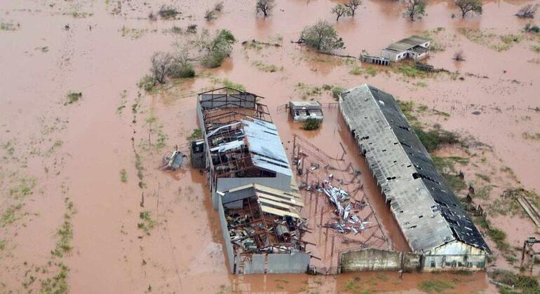 Vista aérea de edifícios gravemente danificados e inundados ao longo do rio Buzi, em Moçambique.