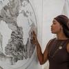 La artista brasileña Iza toca el monumento al Arca del Retorno en la sede de las ONU .