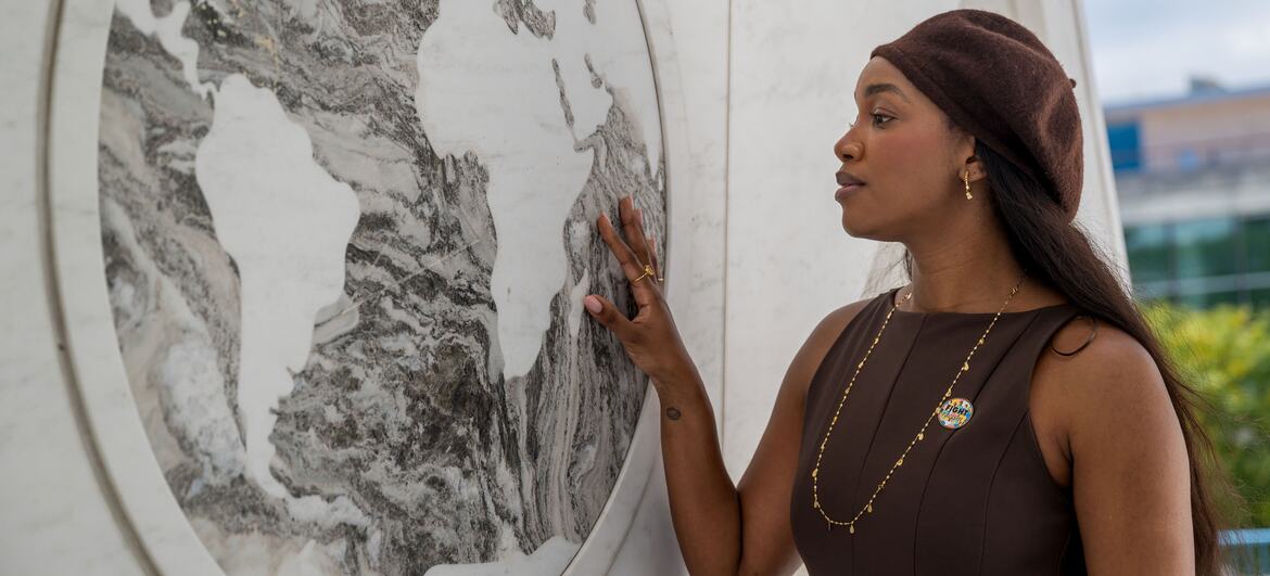 A artista brasileira Iza toca o memorial da Arca do Retorno na sede da ONU .