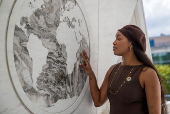 L'artiste brésilienne Iza touche le mémorial de l'Arche du Retour au siège des ONU .