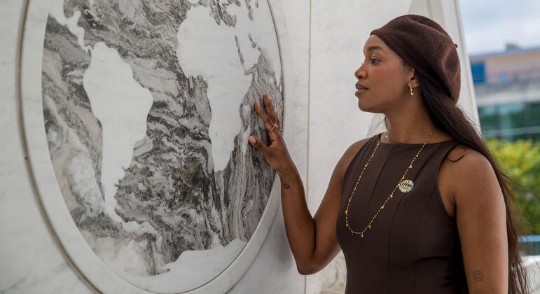 L'artiste brésilienne Iza touche le mémorial de l'Arche du Retour au siège des ONU .