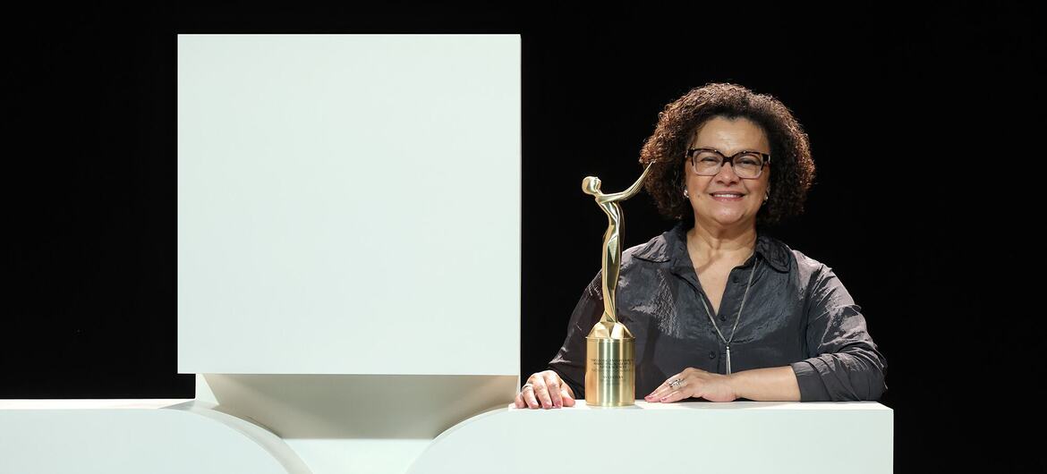 Maria Angela de Jesus posa com seu prêmio no Gema Awards, na América Latina.