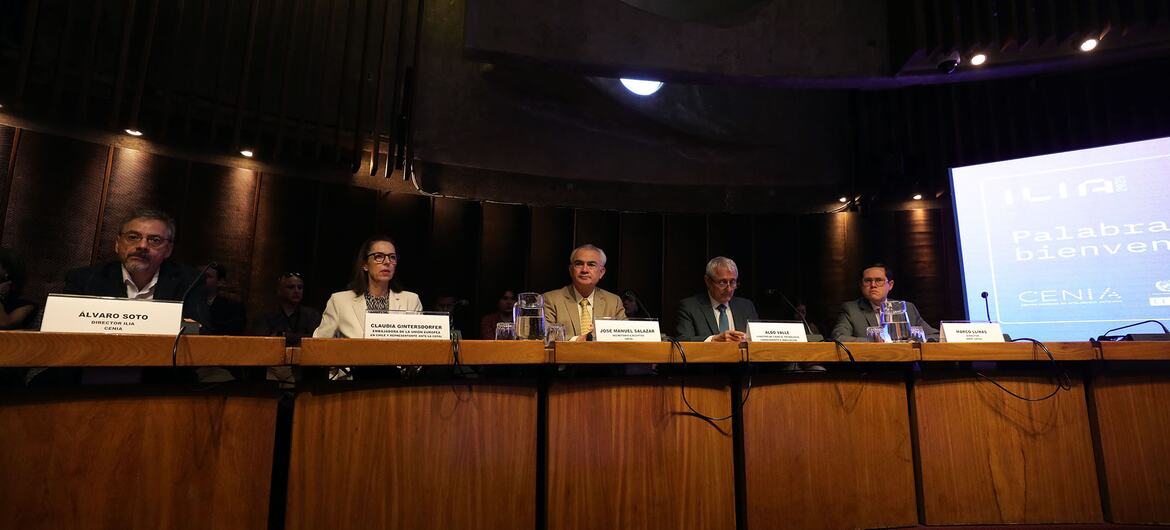 Los panelistas se sentaron en una mesa de madera curva con placas con sus nombres en un auditorio oscuro durante un evento de la CEPAL sobre inteligencia artificial.