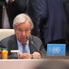 O secretário-geral da ONU, António Guterres, discursa ao microfone na cúpula da Organização de Cooperação de Xangai em Bishkek, Quirguistão, com um cartaz azul com o emblema das Nações Unidas sobre a mesa à sua frente.